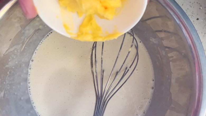 自制水果班戟,将在室温融化的黄油放进去，均匀搅拌
