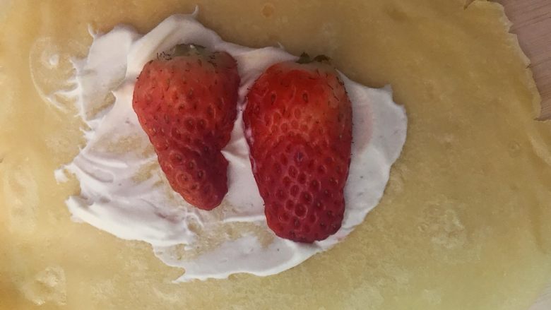 自制水果班戟,将饼皮铺好，放上奶油和水果，一卷