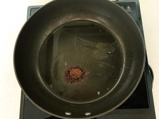蚂蚁上树,出锅烧热后放入花生油，加入花椒粉