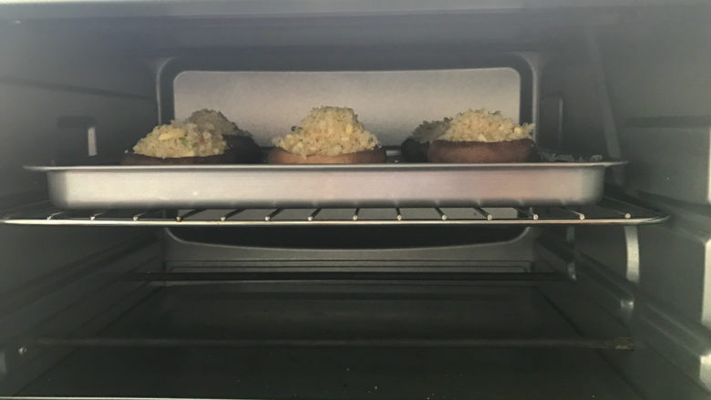 菌类料理+酥烤镶蘑菇,放入预热好的烤箱，180度  10-15分钟左右