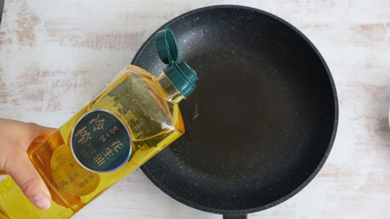 酱香肉末茄子,锅中倒入适量食用油。