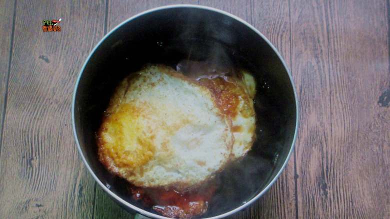 快手版糖醋荷包蛋,放入煎好的荷包蛋，小火煨半分钟左右