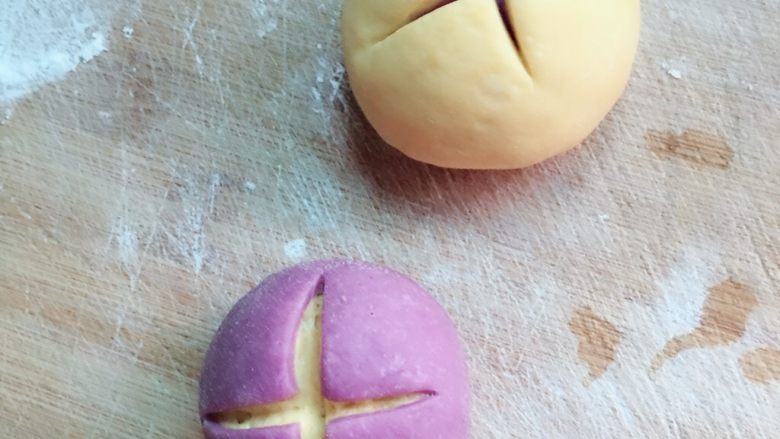 南瓜紫薯开花馒头,用刀再上面划一个十字，冷水入锅，水开后转中火蒸15分钟即可！