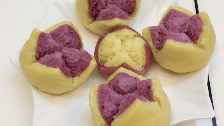 南瓜紫薯开花馒头,香喷喷的馒头出锅啦！因为下雨天颜色有点色差，实际比这更美！