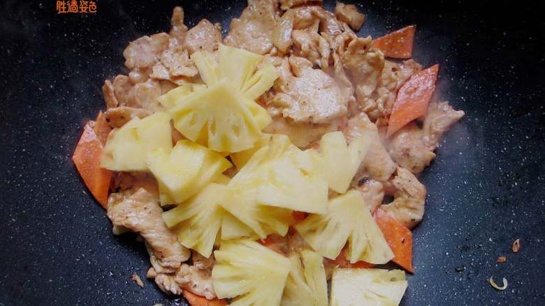 菠萝鸡片,放入鸡肉片和胡萝卜片、菠萝片大火翻炒