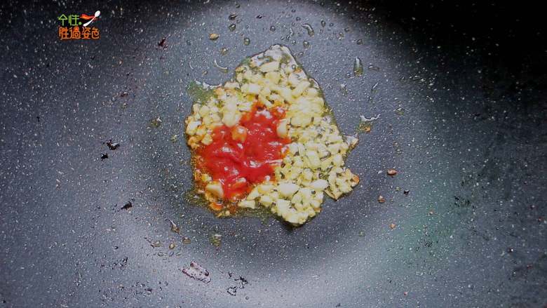菠萝鸡片,热锅到油，油热用蒜沫炝锅，待有香味后放番茄酱