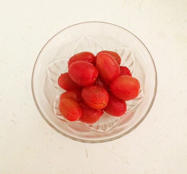 了不起的小番茄＋柠香番茄西米露,把剥好皮的小番茄放入玻璃碗中