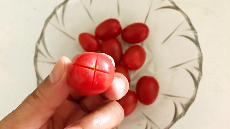 了不起的小番茄＋柠香番茄西米露,在小番茄底部切个十字