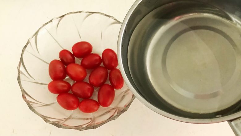 了不起的小番茄＋柠香番茄西米露,在小番茄碗里加入开水，水量没过小番茄