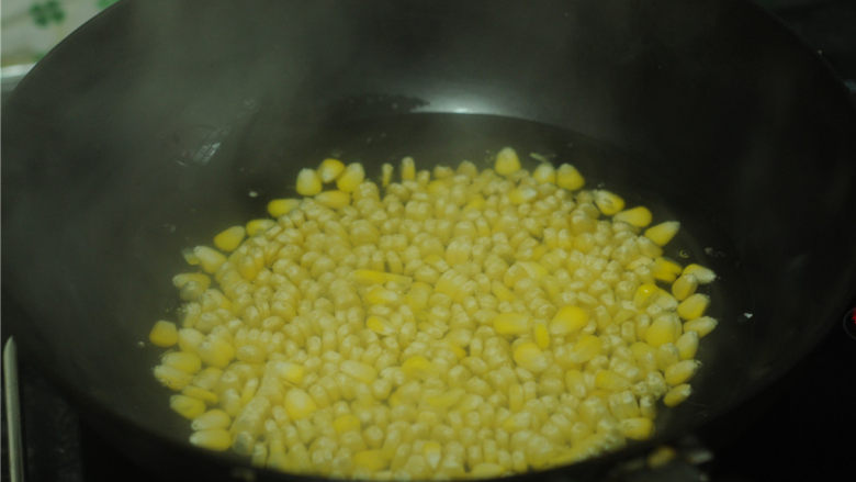 瓜子仁炒玉米,烧开一锅水，将玉米放进去汆烫好，捞出沥干