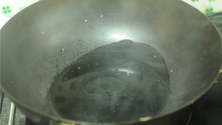 瓜子仁炒玉米,锅里放油，烧至5成热