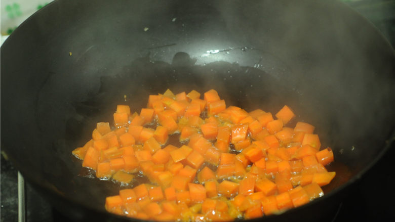 瓜子仁炒玉米,将胡萝卜丁放进去，炒至逐渐变色
