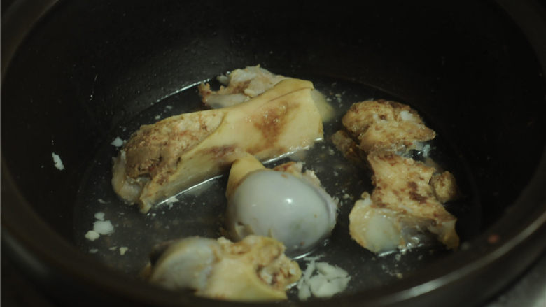 骨头肉炒西兰花茎,肉骨头不要丢掉了，加点水还可以炖一锅汤，用来下面条煮米粉最美味了