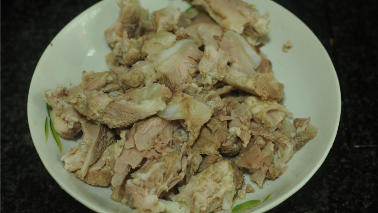 骨头肉炒西兰花茎,将炖好的骨头上面的肉撕下来，切成片