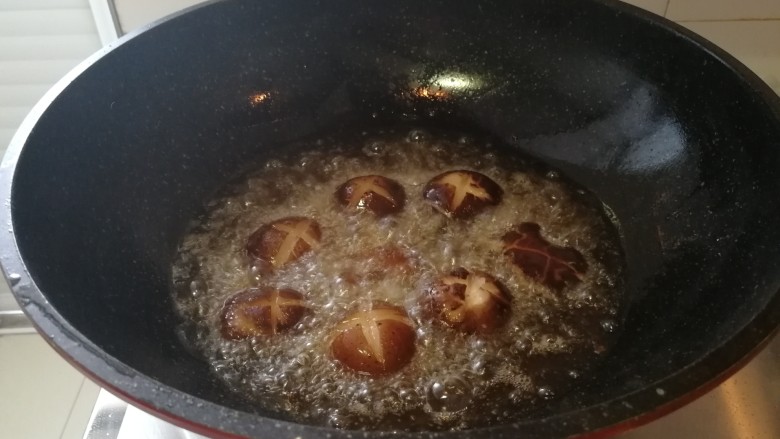 菌类料理&耗油香菇豆腐泡,继续炸香菇