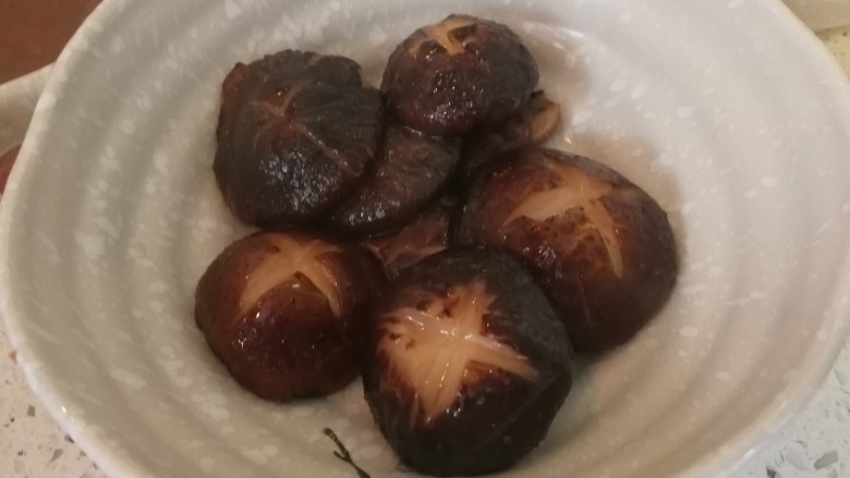菌类料理&耗油香菇豆腐泡,炸好的香菇