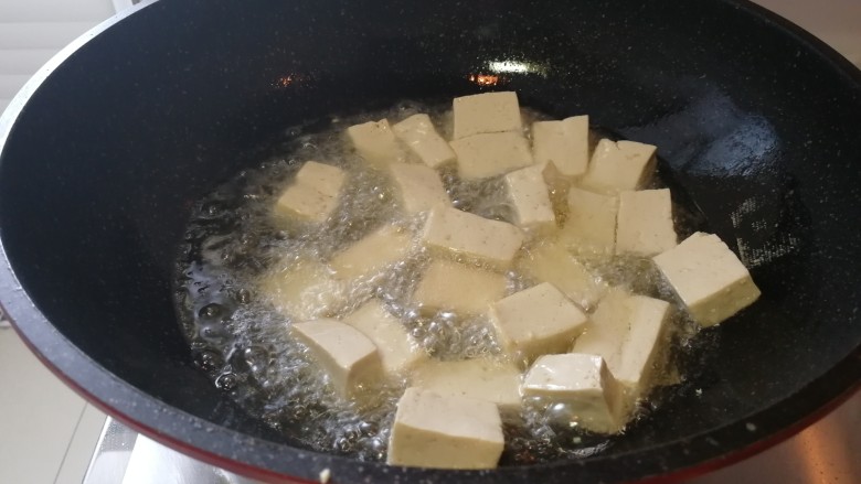 菌类料理&耗油香菇豆腐泡,开始炸豆腐