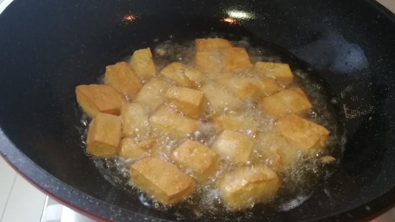 菌类料理&耗油香菇豆腐泡,炸至金黄色就好了