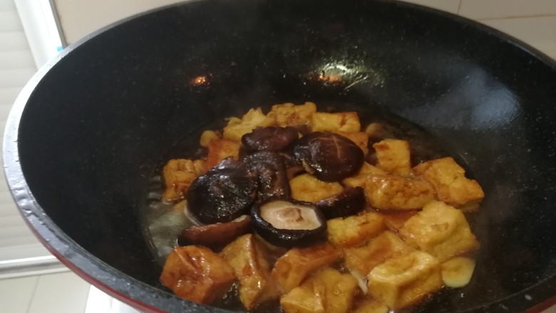 菌类料理&耗油香菇豆腐泡,倒入香菇翻炒，继续翻炒。