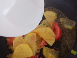 土豆片炒西红柿,然后加入半碗水
