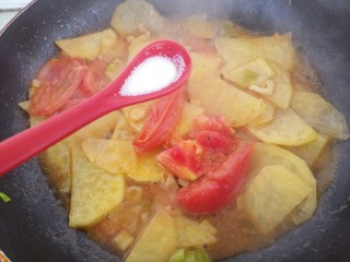 土豆片炒西红柿,然后加入一勺盐