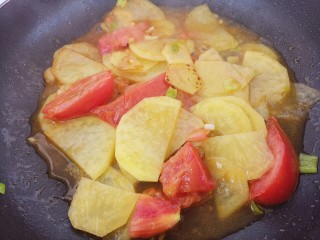 土豆片炒西红柿,炖两分钟，把土豆炖的软一点