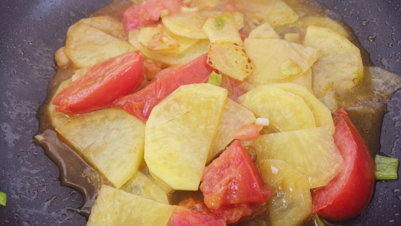 土豆片炒西红柿,炖两分钟，把土豆炖的软一点
