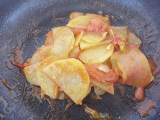 土豆片炒西红柿,继续翻炒，直至土豆片彻底炒熟