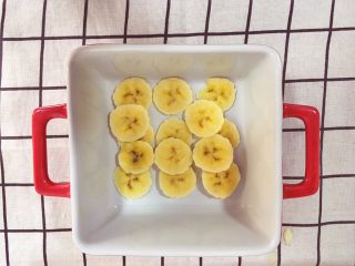 辅食9M➕：大米布丁🍮,香蕉切片，在耐高温的碗底部铺上一层