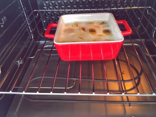 辅食9M➕：大米布丁🍮,预热烤箱上下火200度烤25-30分钟即可，没有烤箱的话，也可以中火蒸20分钟蒸熟即可