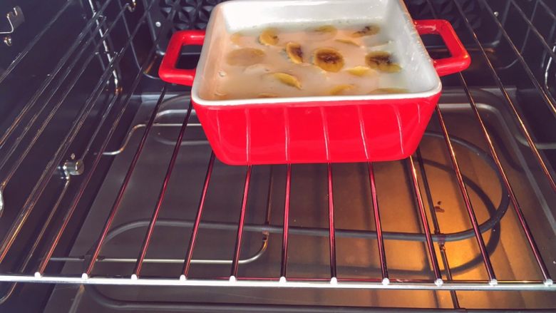 辅食9M➕：大米布丁🍮,预热烤箱上下火200度烤25-30分钟即可，没有烤箱的话，也可以中火蒸20分钟蒸熟即可