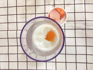辅食9M➕：大米布丁🍮,将熟米饭和牛奶一起倒入料理杯中，再打入一个鸡蛋