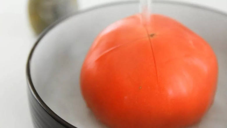 酸酸甜甜、开胃生津，做法又极其简单的茄汁花菜,<a style='color:red;display:inline-block;' href='/shicai/ 3551'>西红柿</a>划十字刀，开水浸泡过凉水。