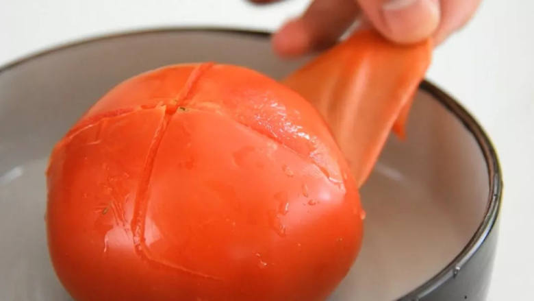 酸酸甜甜、开胃生津，做法又极其简单的茄汁花菜,把西红柿的皮撕掉。
