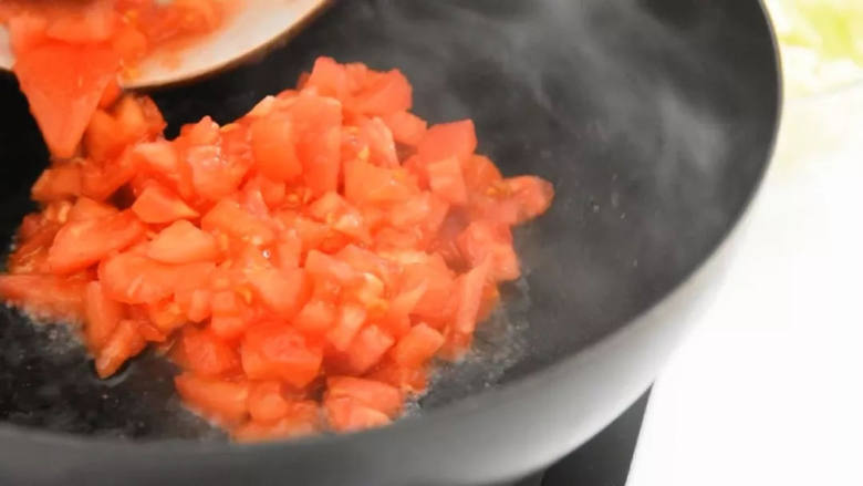 酸酸甜甜、开胃生津，做法又极其简单的茄汁花菜,切成丁。