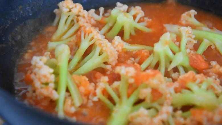 酸酸甜甜、开胃生津，做法又极其简单的茄汁花菜, 

倒入花菜，撒入少许盐后翻炒均匀即可出锅。