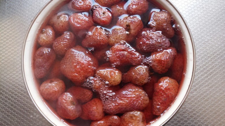 草莓糖水罐头,盛出来晾凉，最好放冰箱里冷藏一夜

