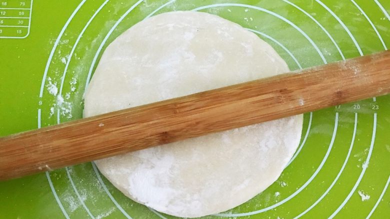 葱花盘丝饼,用擀面杖擀成薄片