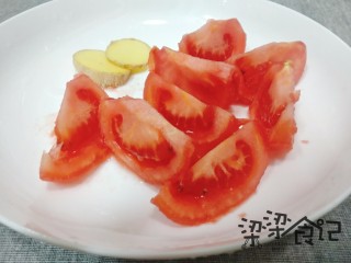 番茄土豆汤,番茄切十字刀，过热水去皮后切块（同样地也可以切成丁）