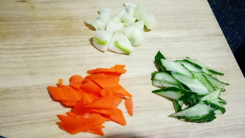 素杂拌~超级美味的凉拌菜,将黄瓜，胡萝卜和洋葱切成片或丝都行。