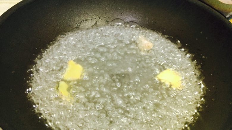 排骨炖土豆,放姜，烧开水焯一下排骨