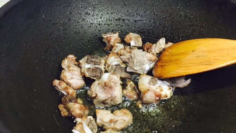 排骨炖土豆,加入适量的油，煸炒至排骨焦黄