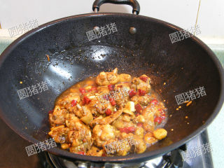 红亮诱人——麻辣鸡翅,焖制约20分钟后，打开锅盖把水份收干即完成。