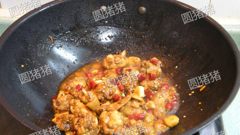 红亮诱人——麻辣鸡翅,焖制约20分钟后，打开锅盖把水份收干即完成。