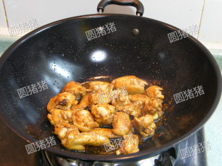 红亮诱人——麻辣鸡翅,不停的翻炒至鸡块表面金黄，并沥出油脂，盛出备用。