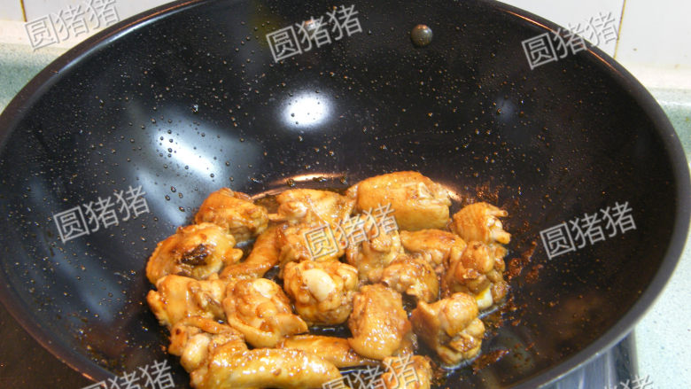 红亮诱人——麻辣鸡翅,不停的翻炒至鸡块表面金黄，并沥出油脂，盛出备用。