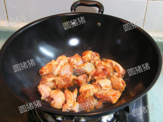 红亮诱人——麻辣鸡翅,锅内烧热油，中小火，放入腌好的鸡块炒制。