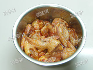 红亮诱人——麻辣鸡翅,鸡翅斩小块，用腌料拌匀放置腌制15分钟。