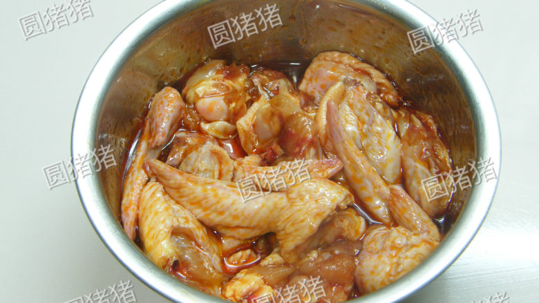 红亮诱人——麻辣鸡翅,鸡翅斩小块，用腌料拌匀放置腌制15分钟。