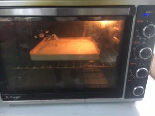 芝麻乳酪卷,放入烤箱，上下火调至180度，20分钟